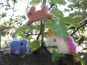 Filztiere auf einem Baum