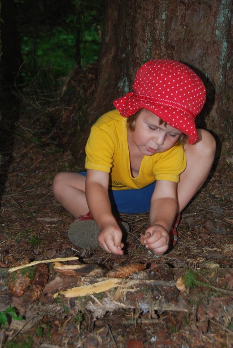 Kind spielt im Wald